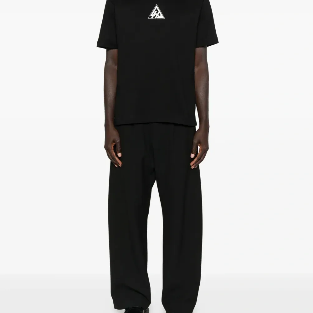 Футболка с логотипом