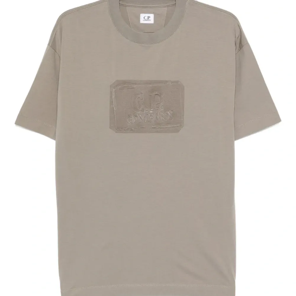 Футболка с тиснённым логотипом