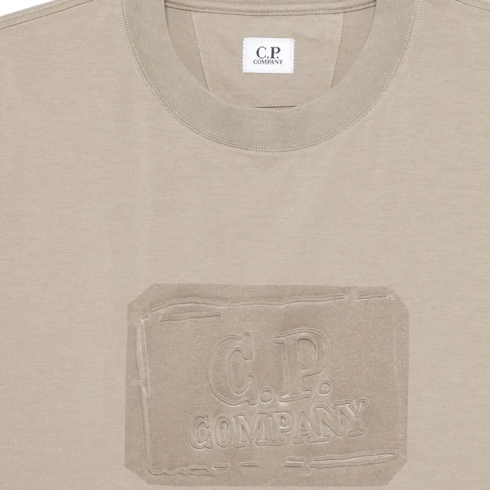 Футболка с тиснённым логотипом