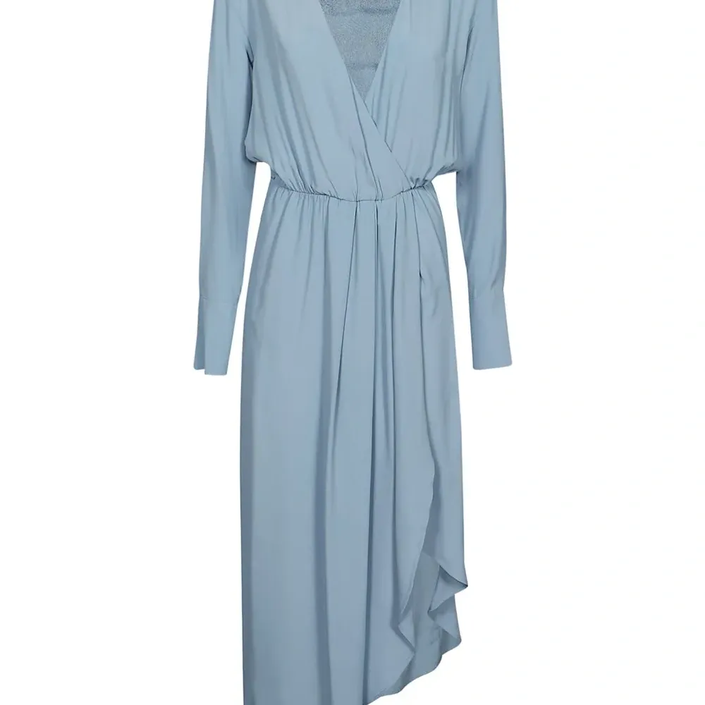 Асимметричное платье с запахом