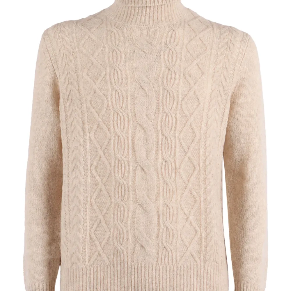 Вязаный свитер с воротником-гольф