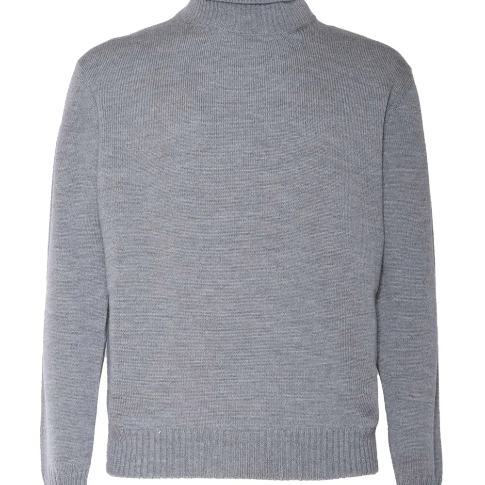 Шерстяной свитер с высоким воротником