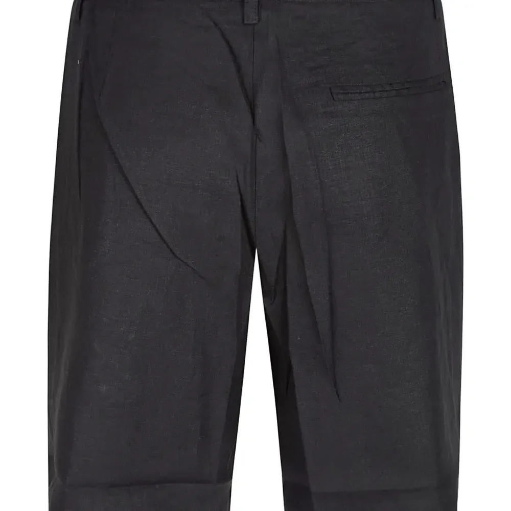 Льняные шорты с защипами