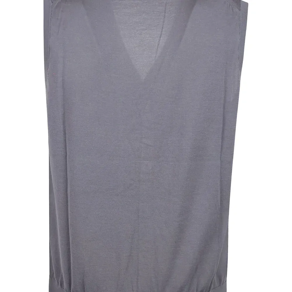 Жилет без рукавов с V-образным вырезом