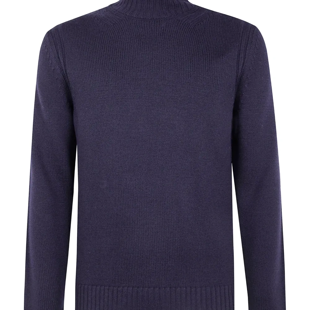 Свитер с высоким воротником