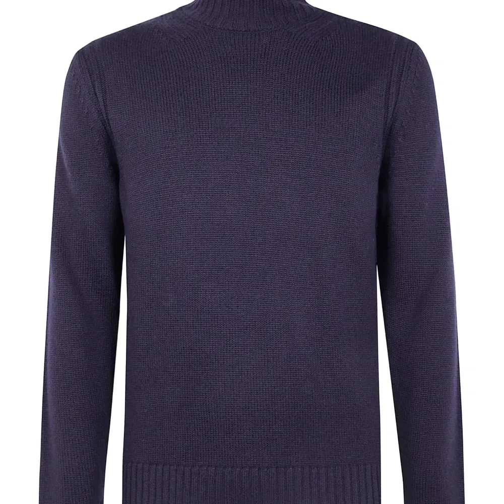 Свитер с высоким воротником