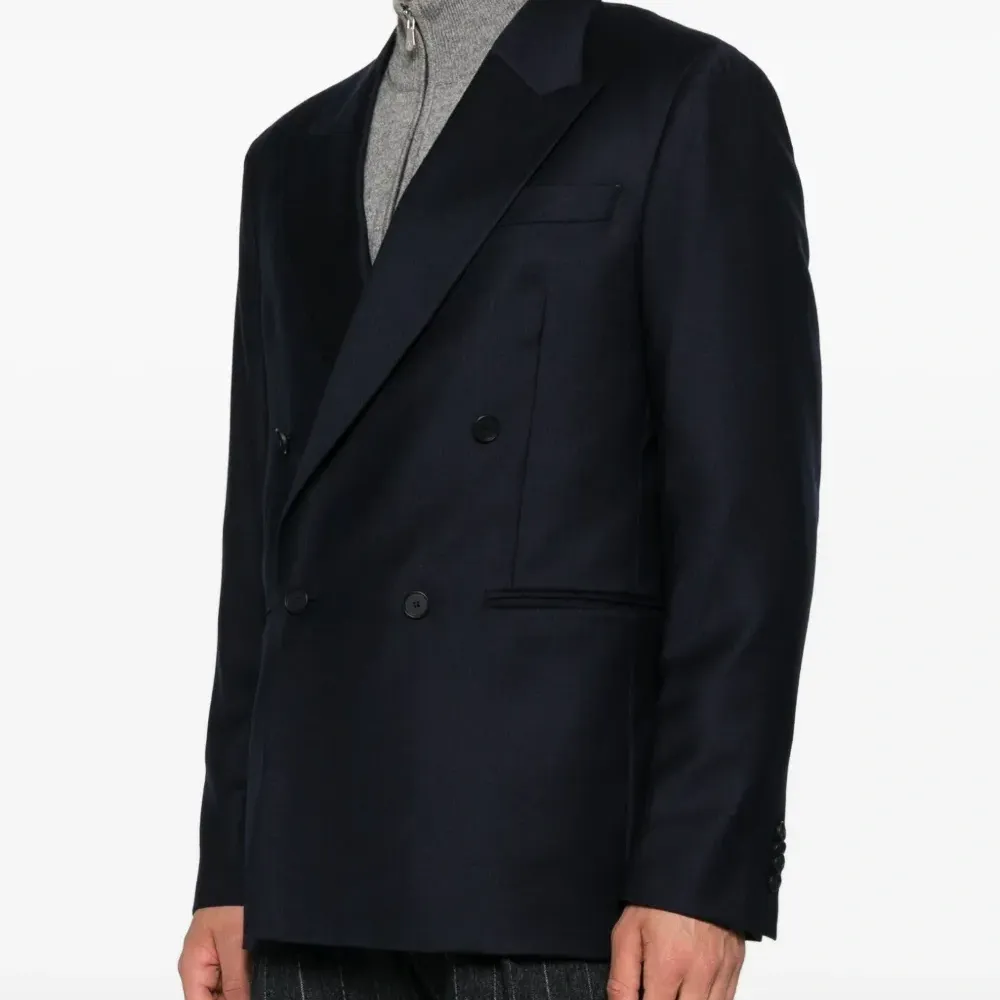 Двубортный пиджак с заостренными лацканами