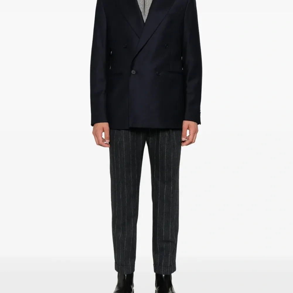 Двубортный пиджак с заостренными лацканами