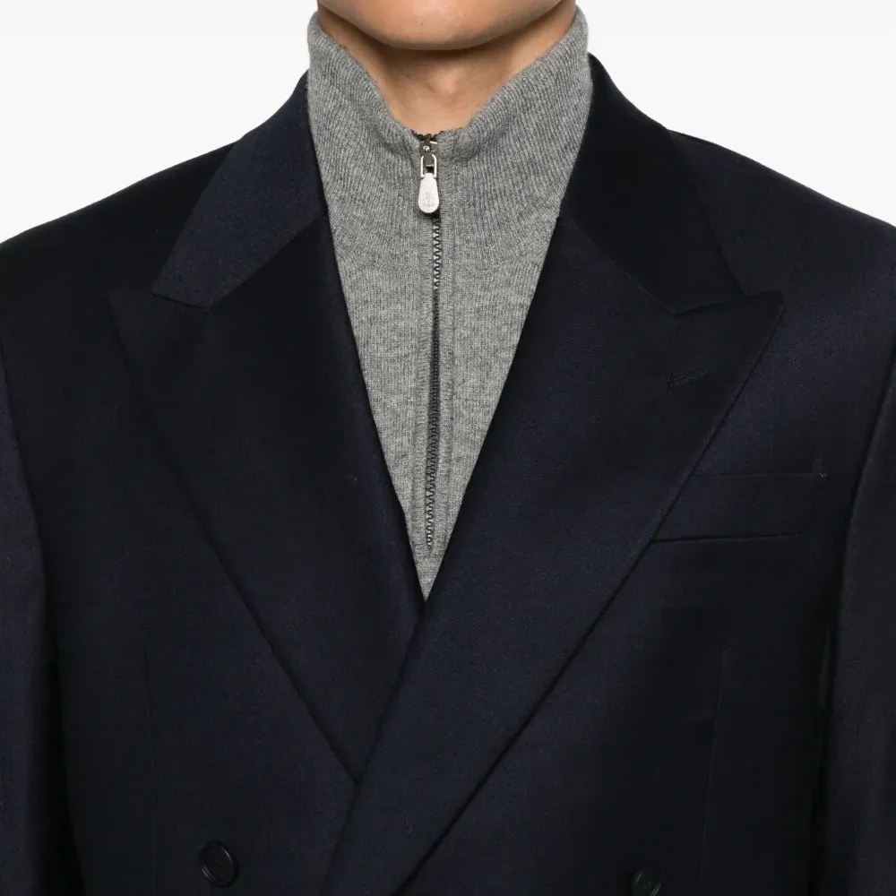 Двубортный пиджак с заостренными лацканами