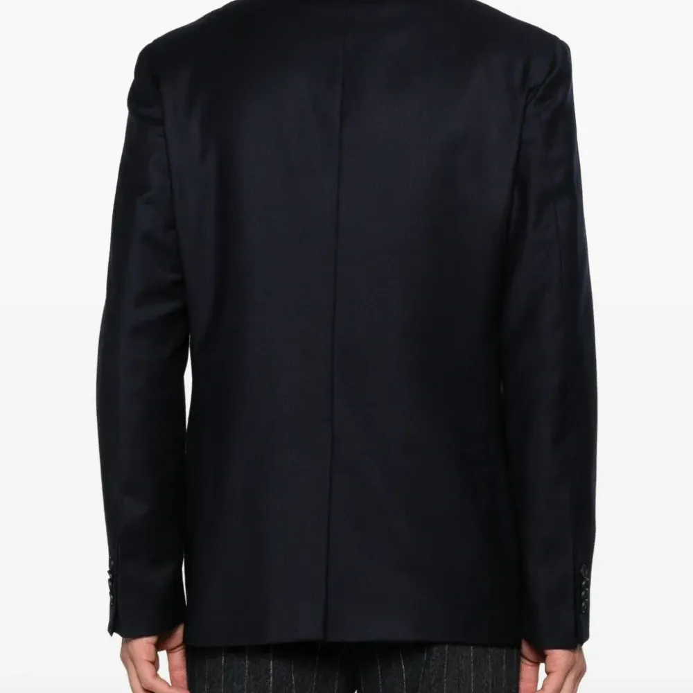 Двубортный пиджак с заостренными лацканами