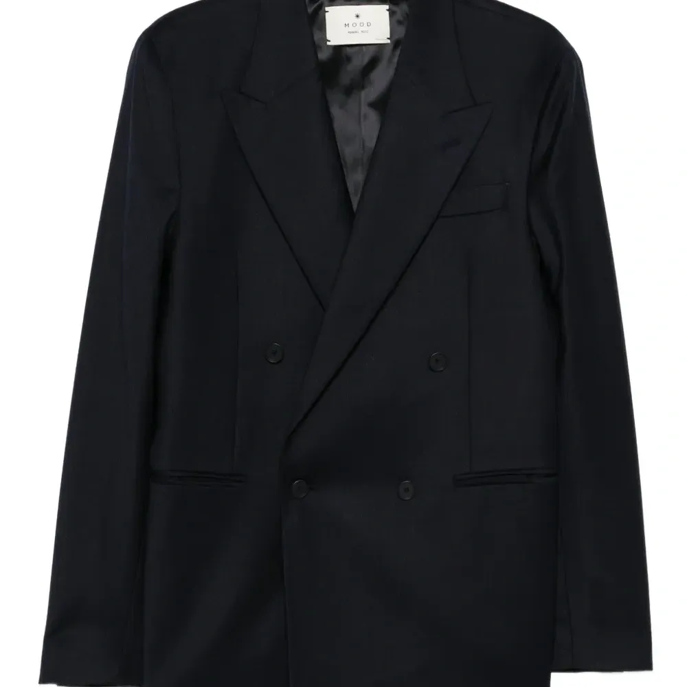 Двубортный пиджак с заостренными лацканами