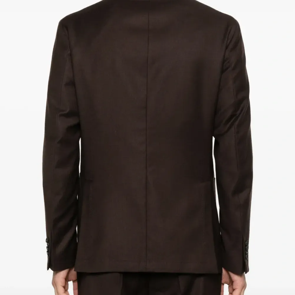 Однобортный пиджак с заостренными лацканами