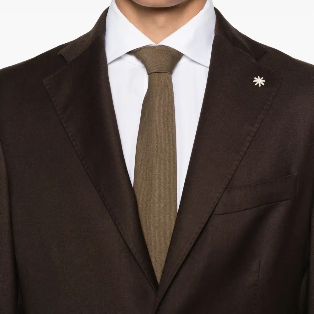 Однобортный пиджак с заостренными лацканами