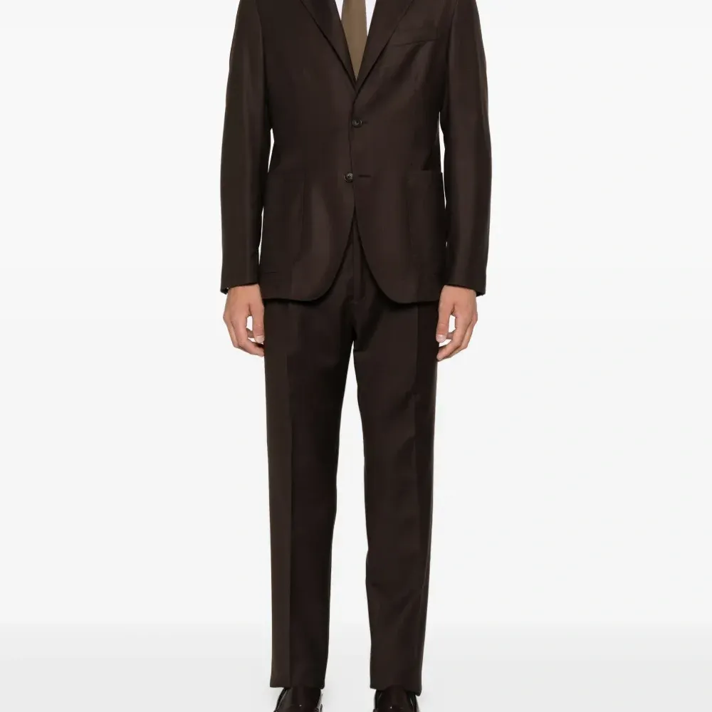 Однобортный пиджак с заостренными лацканами