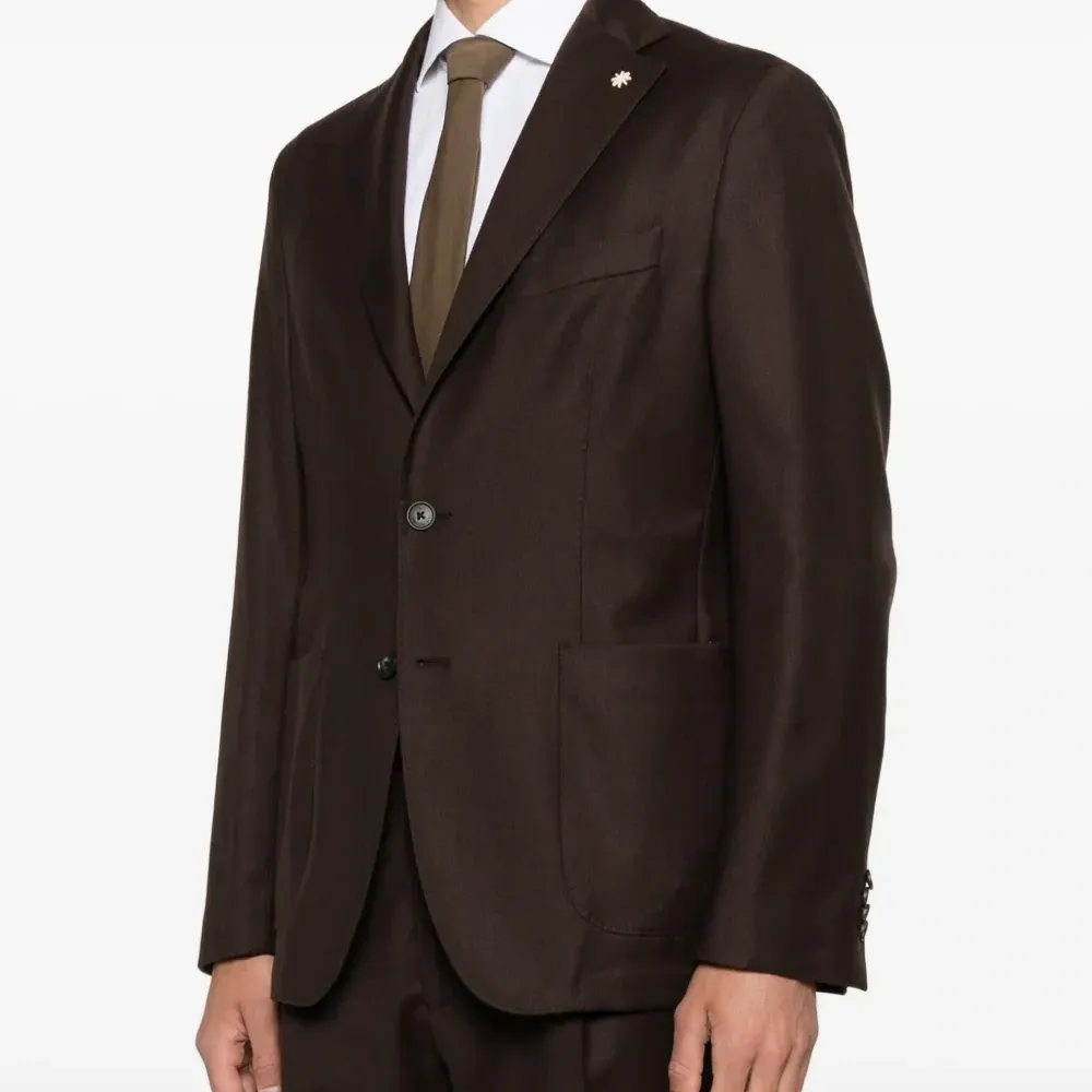 Однобортный пиджак с заостренными лацканами