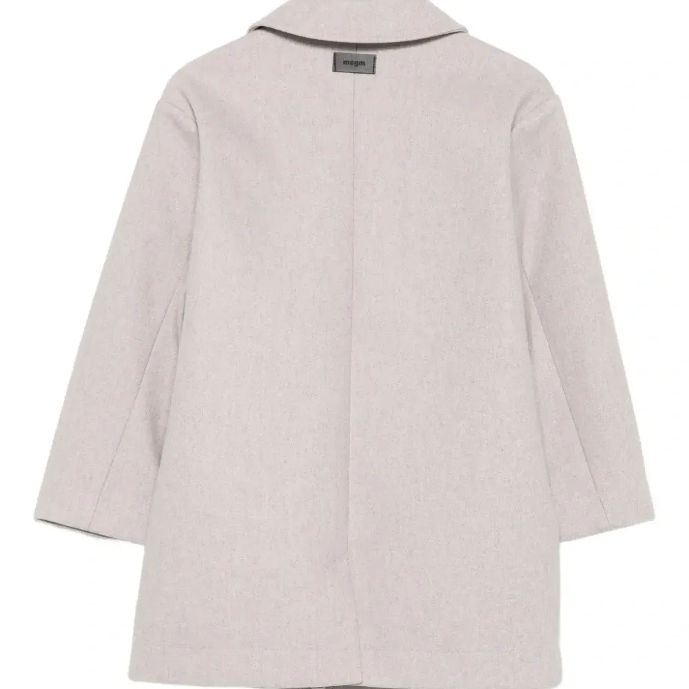 Пальто с лацканами на трех пуговицах