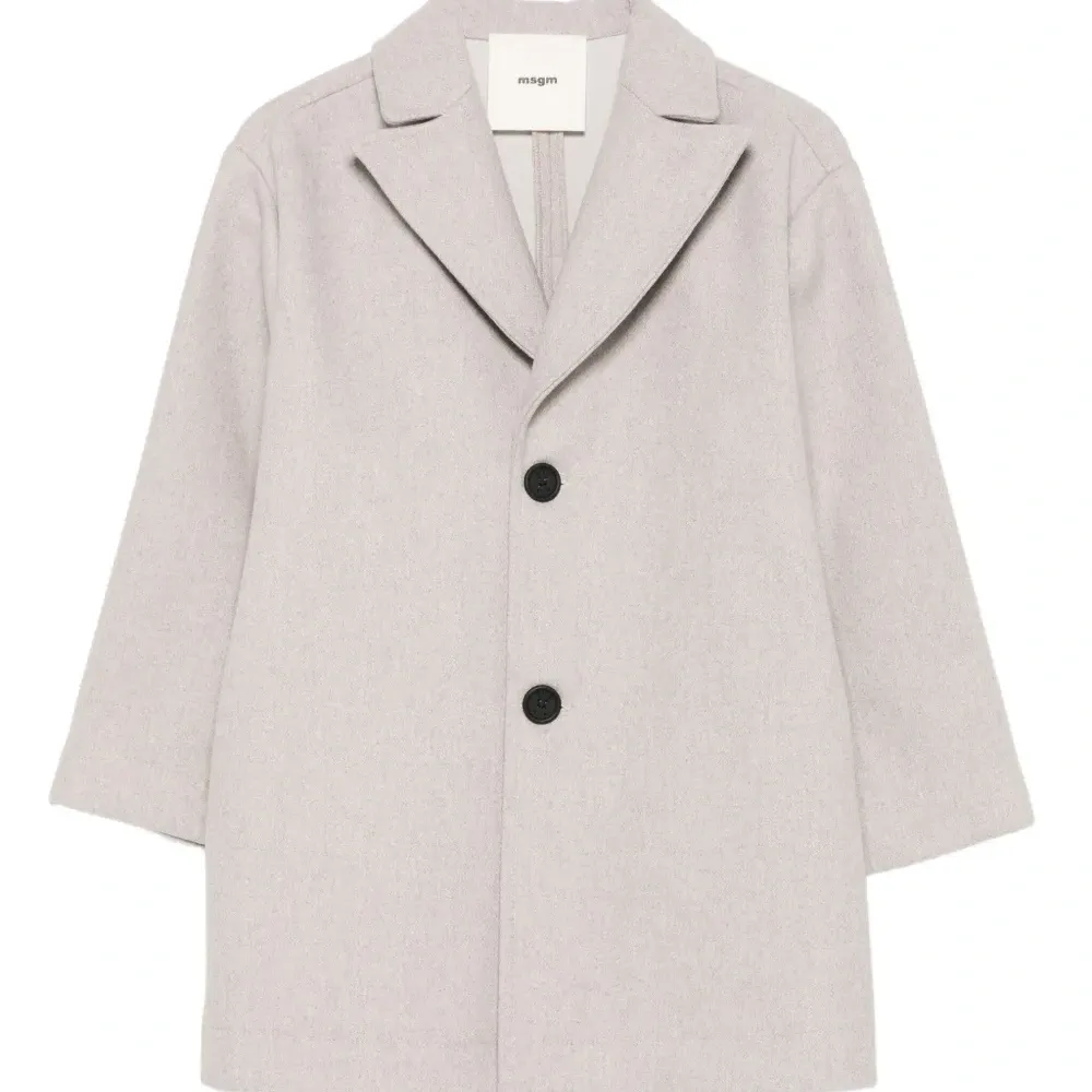 Пальто с лацканами на трех пуговицах