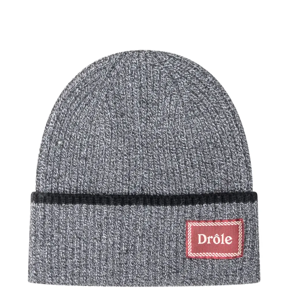 Шерстяная шапка с нашивкой-логотипом