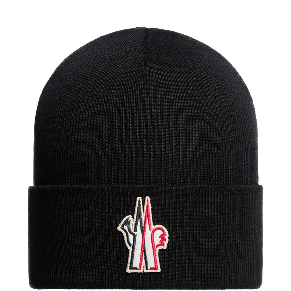 Шапка с нашивкой-логотипом