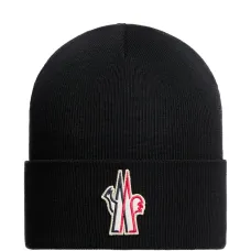 Шапка с нашивкой-логотипом