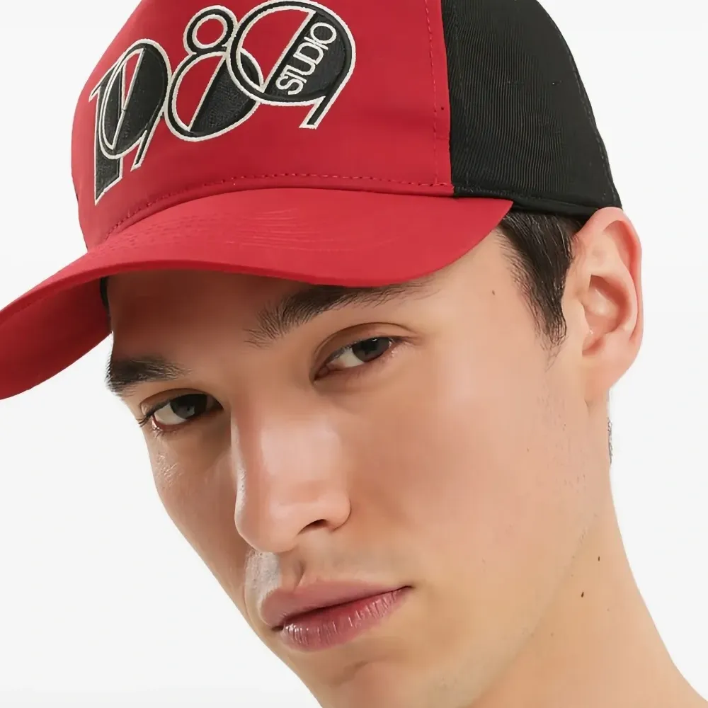 Бейсболка с вышитым логотипом