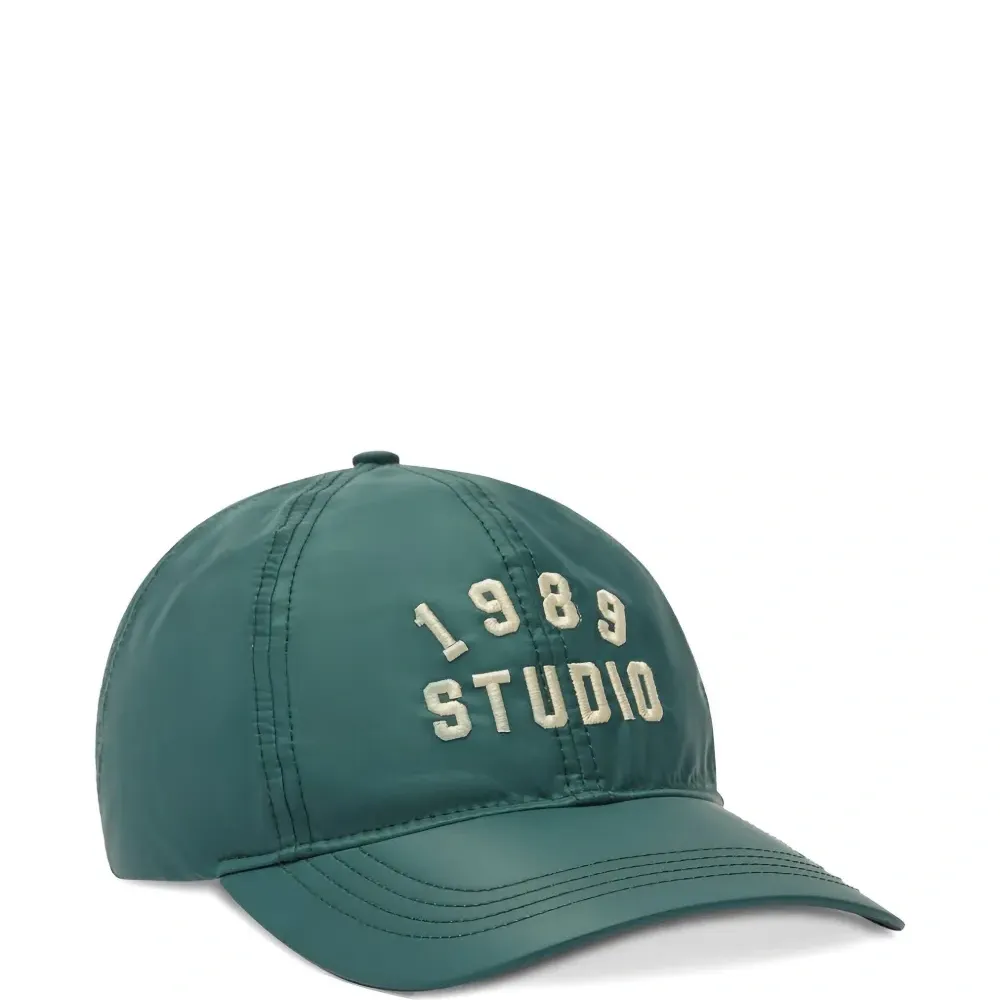 Бейсболка с вышитым логотипом