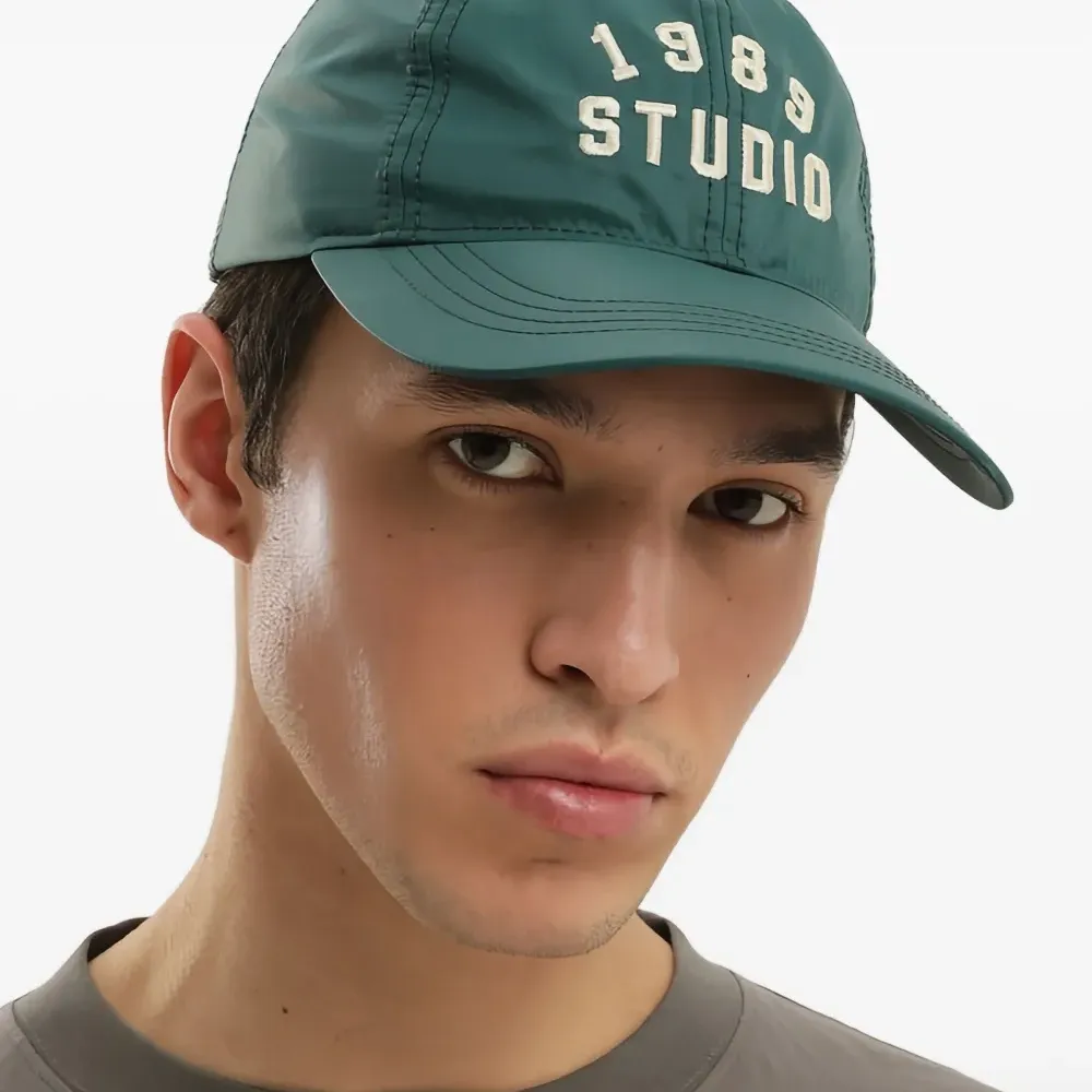 Бейсболка с вышитым логотипом