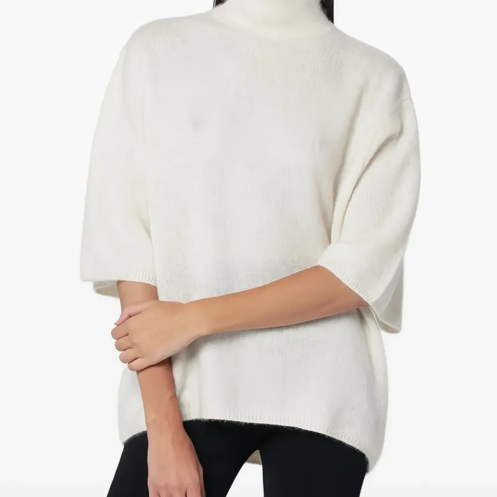 Свитер с высоким воротом и открытой спиной