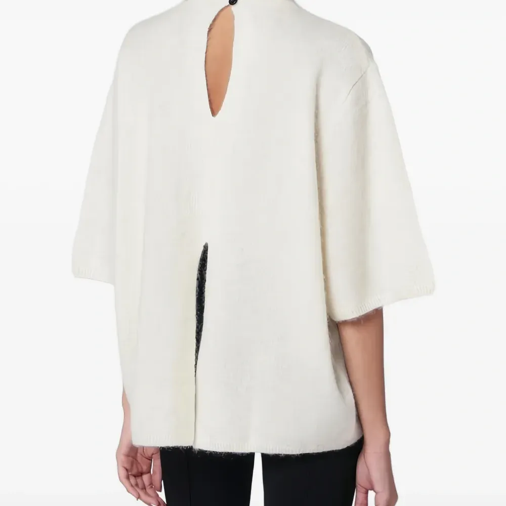 Свитер с высоким воротом и открытой спиной