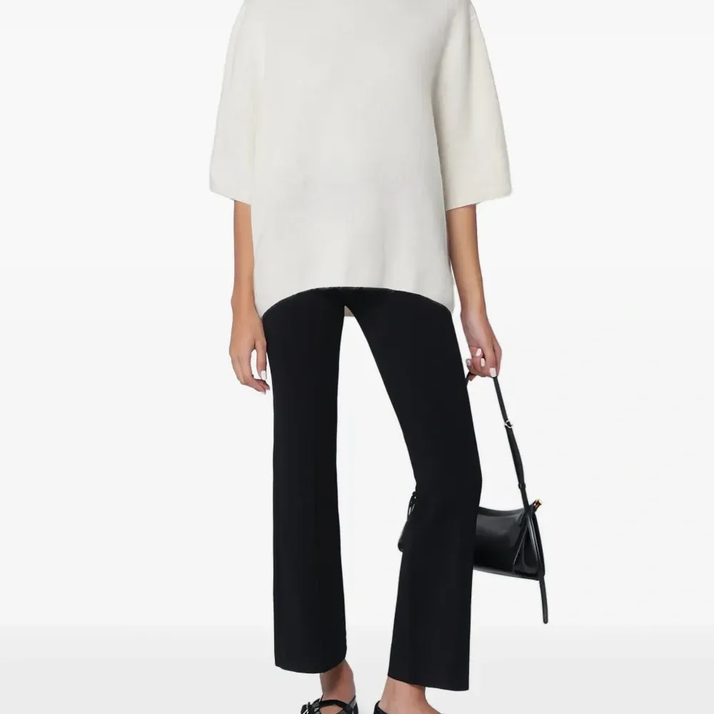 Свитер с высоким воротом и открытой спиной