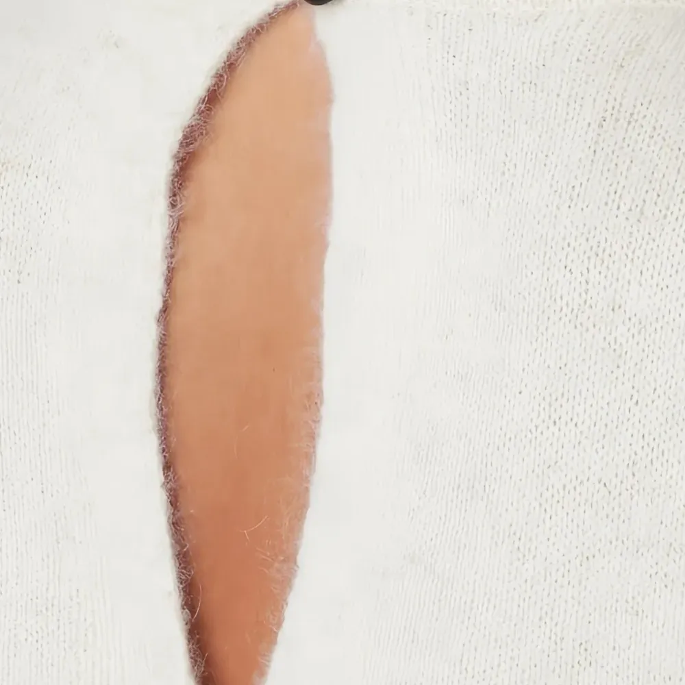 Свитер с высоким воротом и открытой спиной