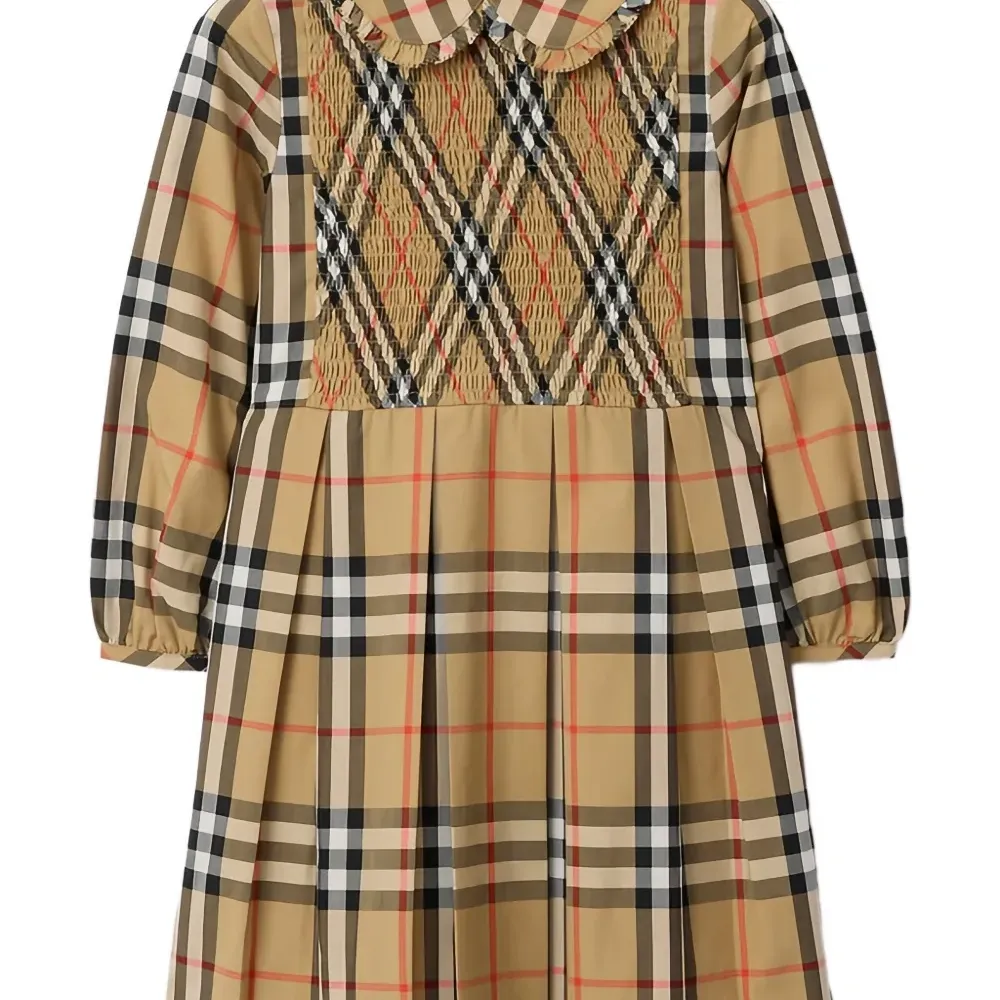 Клетчатое платье с длинными рукавами