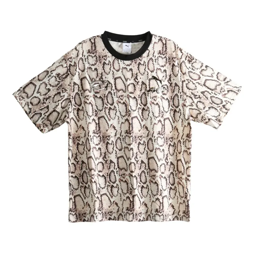 Футболка с принтом под змеиную кожу