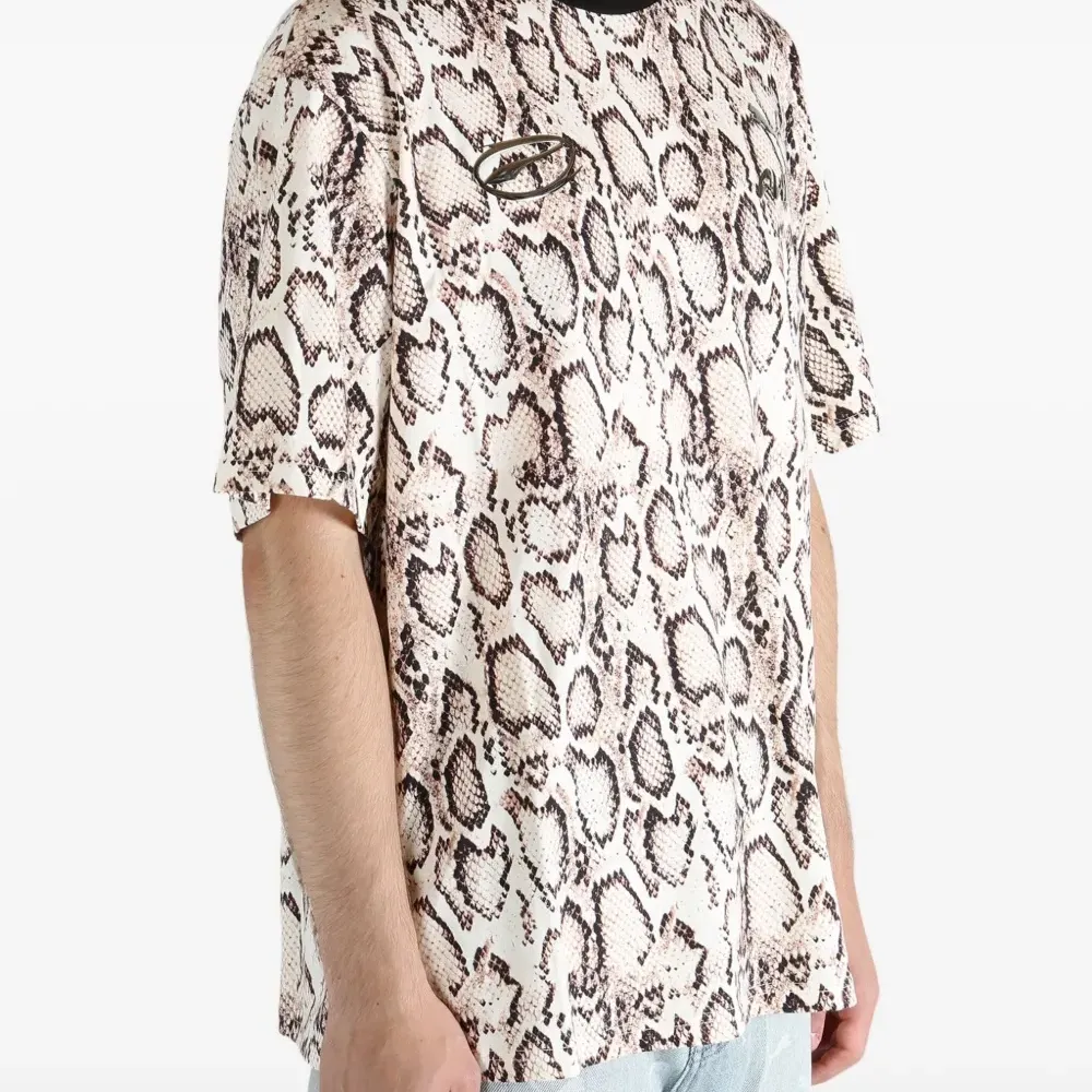 Футболка с принтом под змеиную кожу