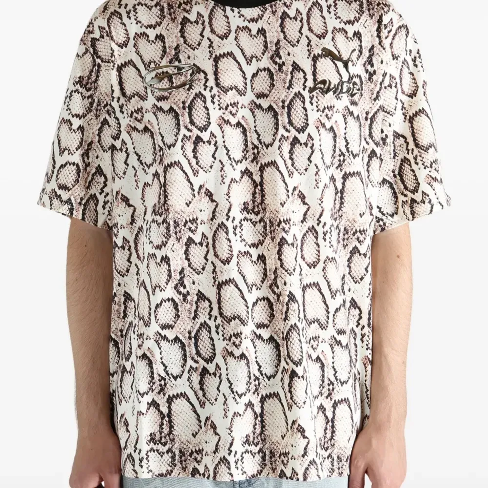 Футболка с принтом под змеиную кожу