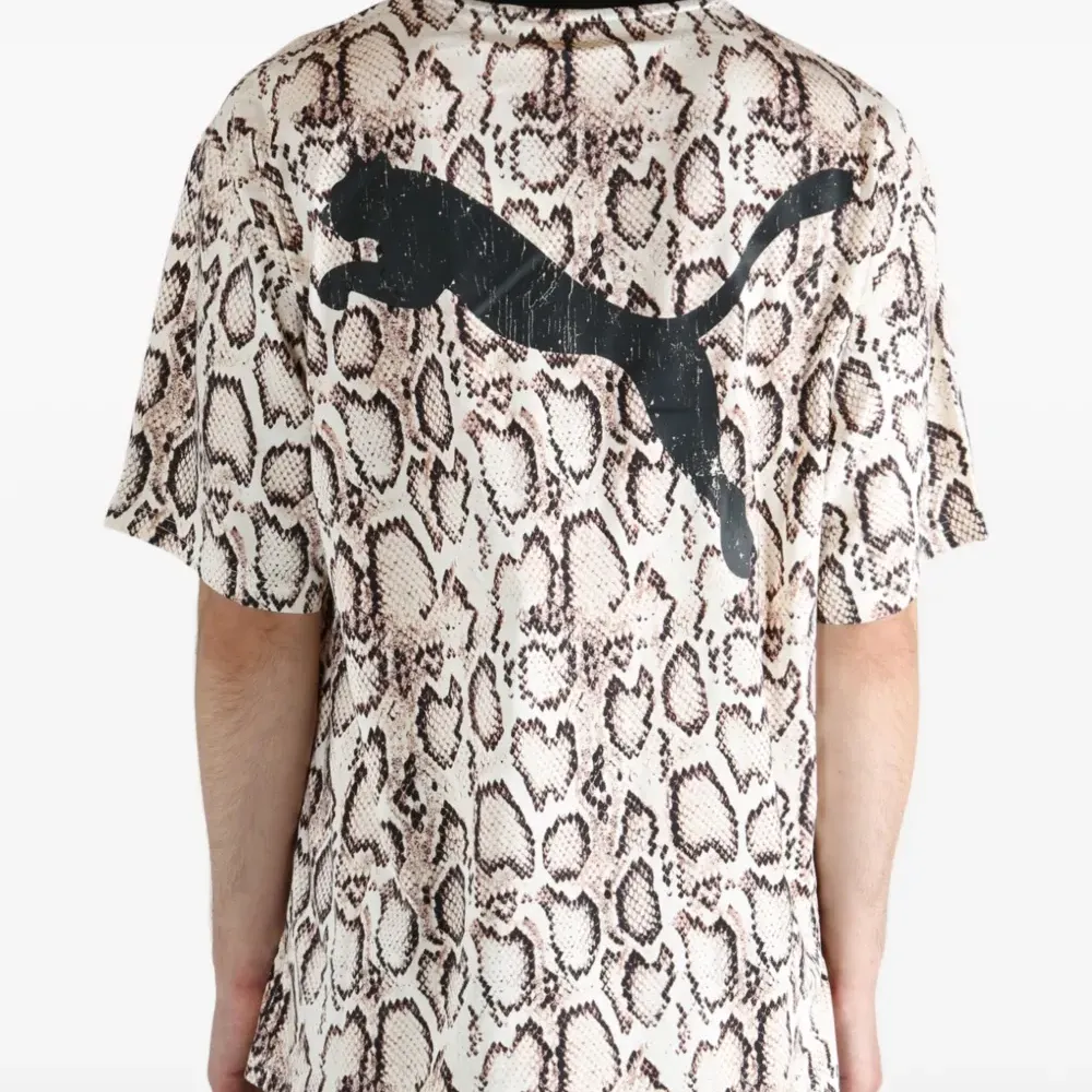 Футболка с принтом под змеиную кожу