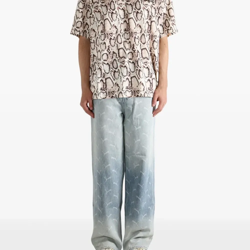 Футболка с принтом под змеиную кожу