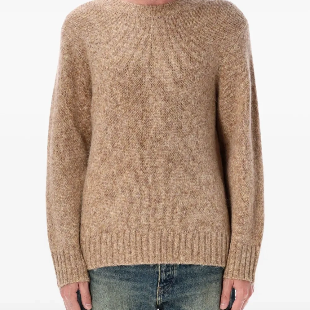 Свитер с круглым вырезом