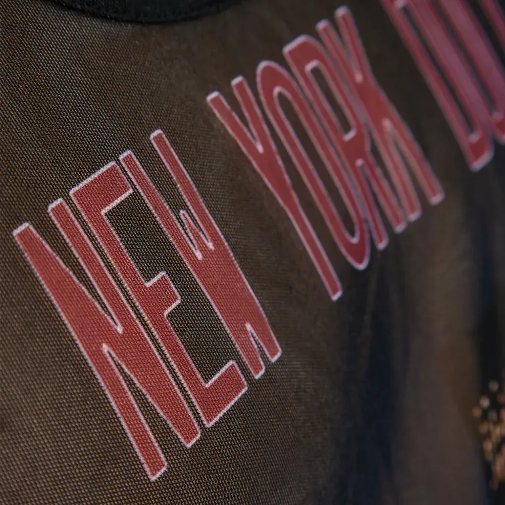 Топ с графичным принтом