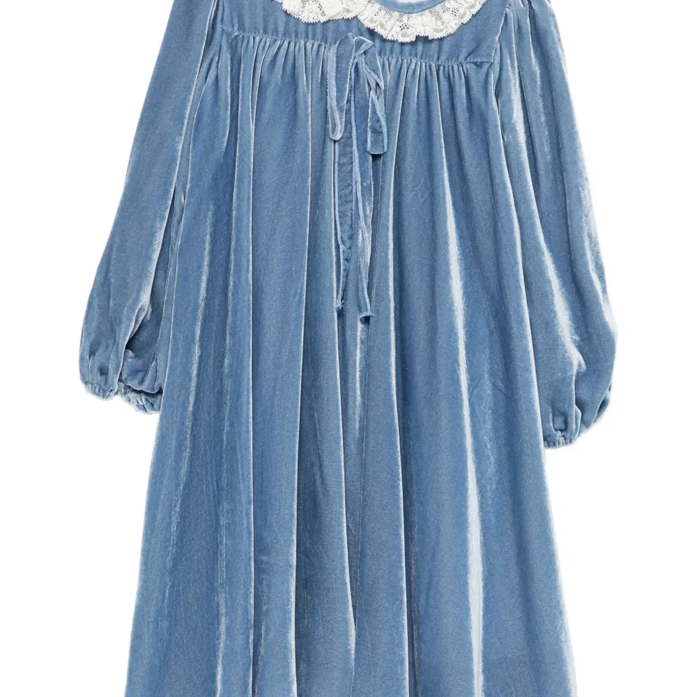 Платье с кружевным воротником