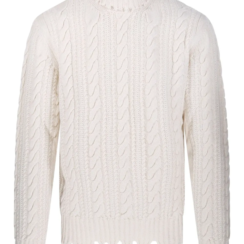 Кабельный вязаный свитер с рваными краями