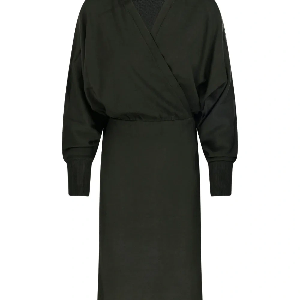 Платье в рубчик с запахом на шее