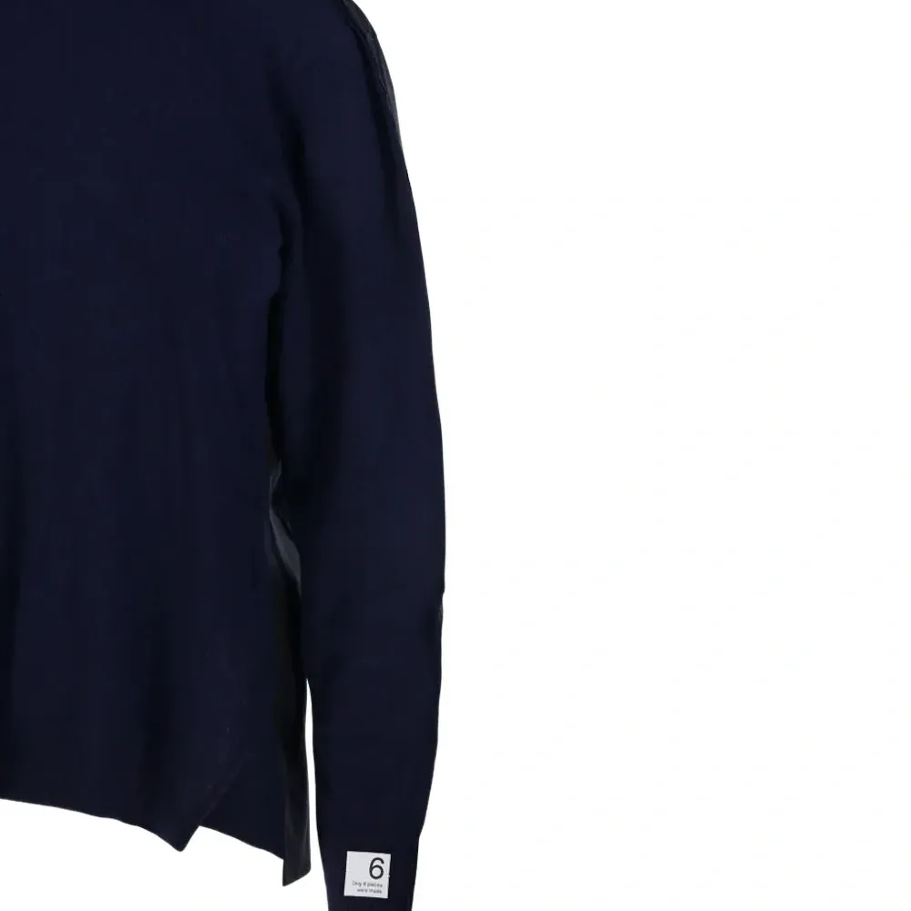 Свитер с высоким воротом и длинными рукавами