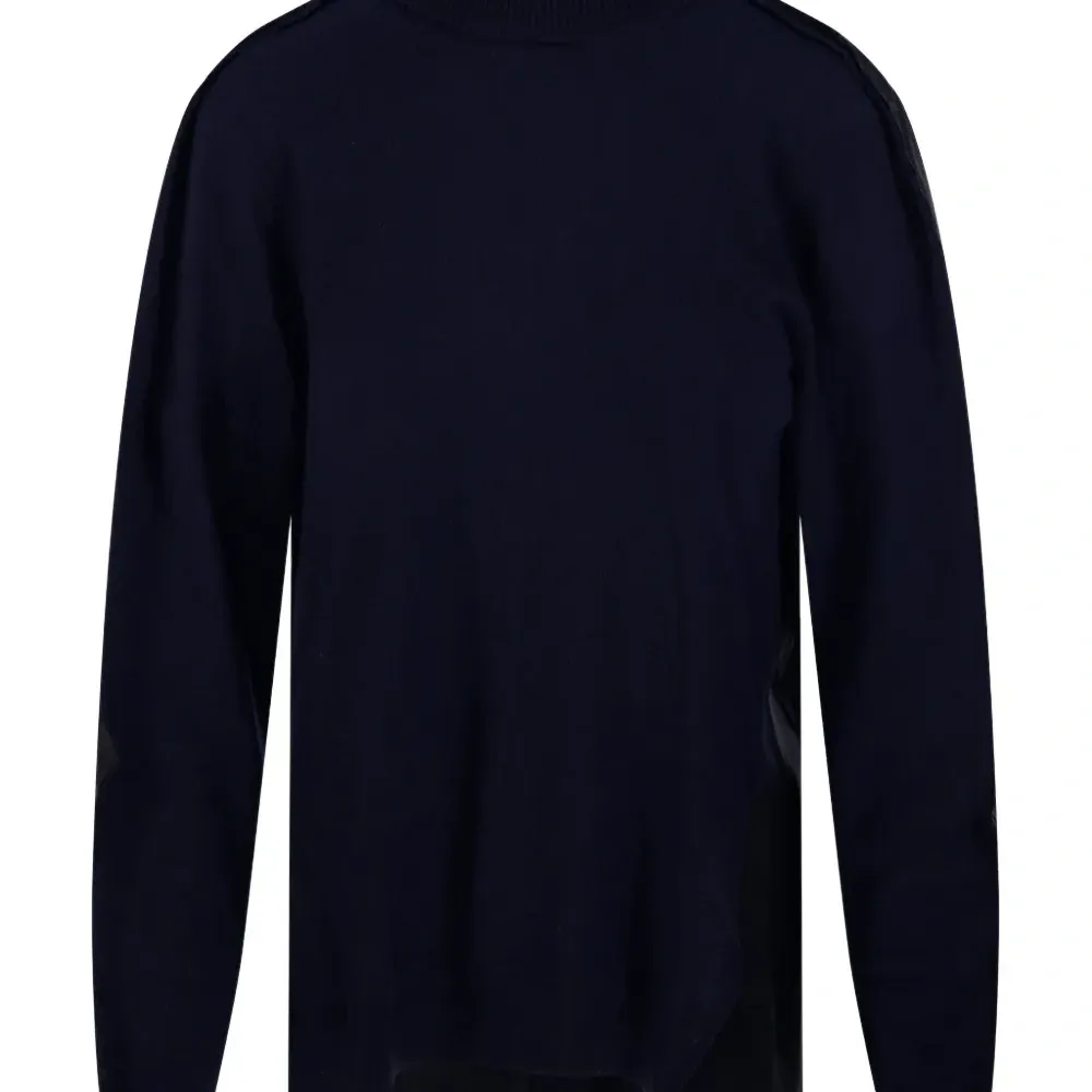 Свитер с высоким воротом и длинными рукавами