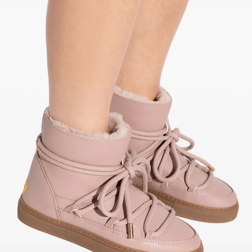 Кроссовки на шнуровке