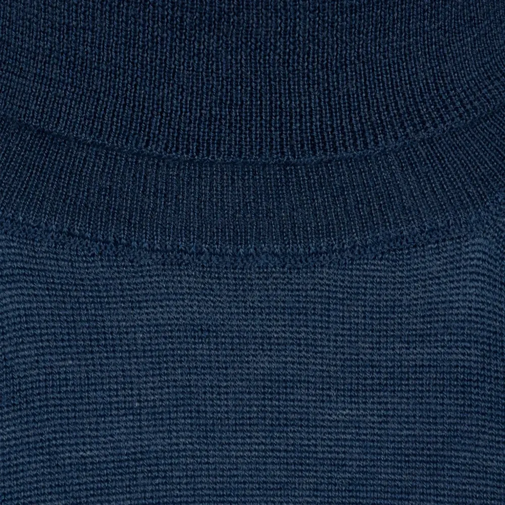 Джемпер с высоким воротником и длинными рукавами