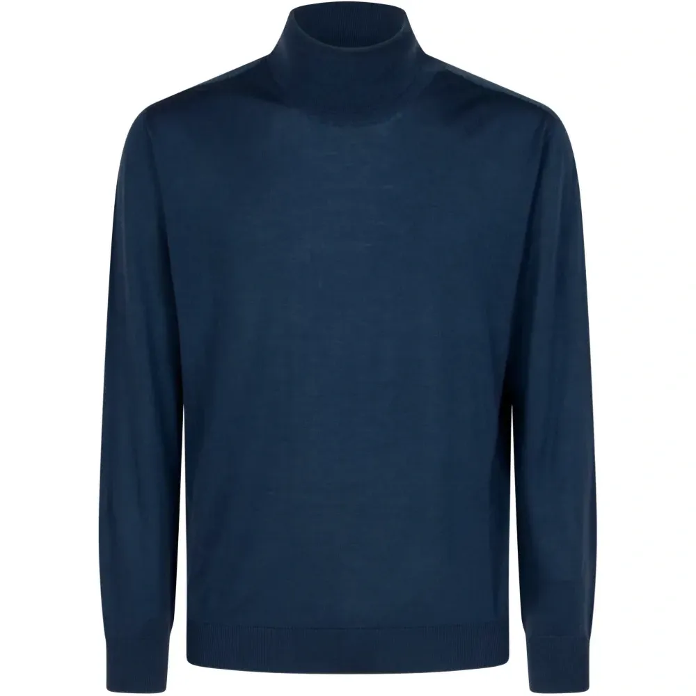 Джемпер с высоким воротником и длинными рукавами