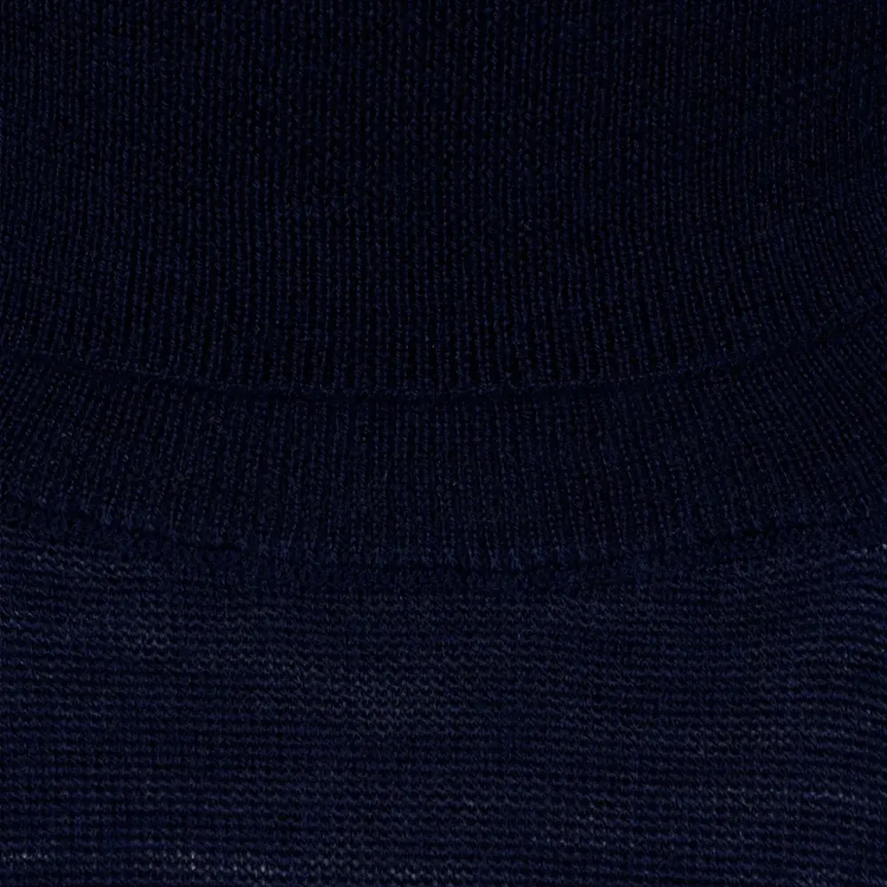 Джемпер с высоким воротником и длинными рукавами