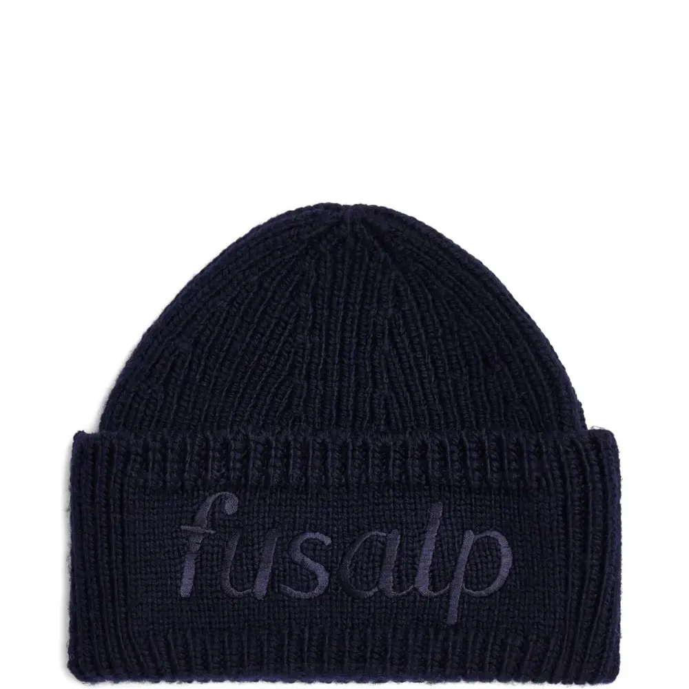 Вышитая вязаная шапка