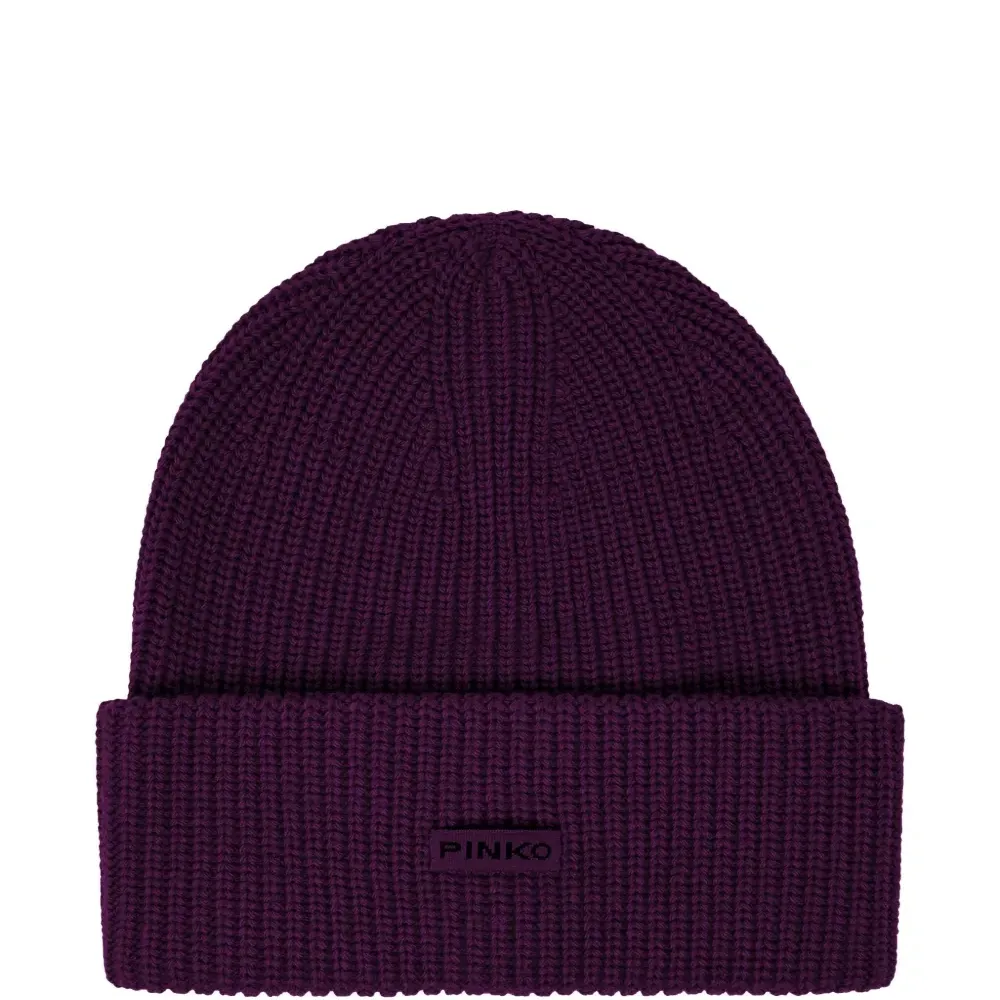 Вязаная шапка в рубчик